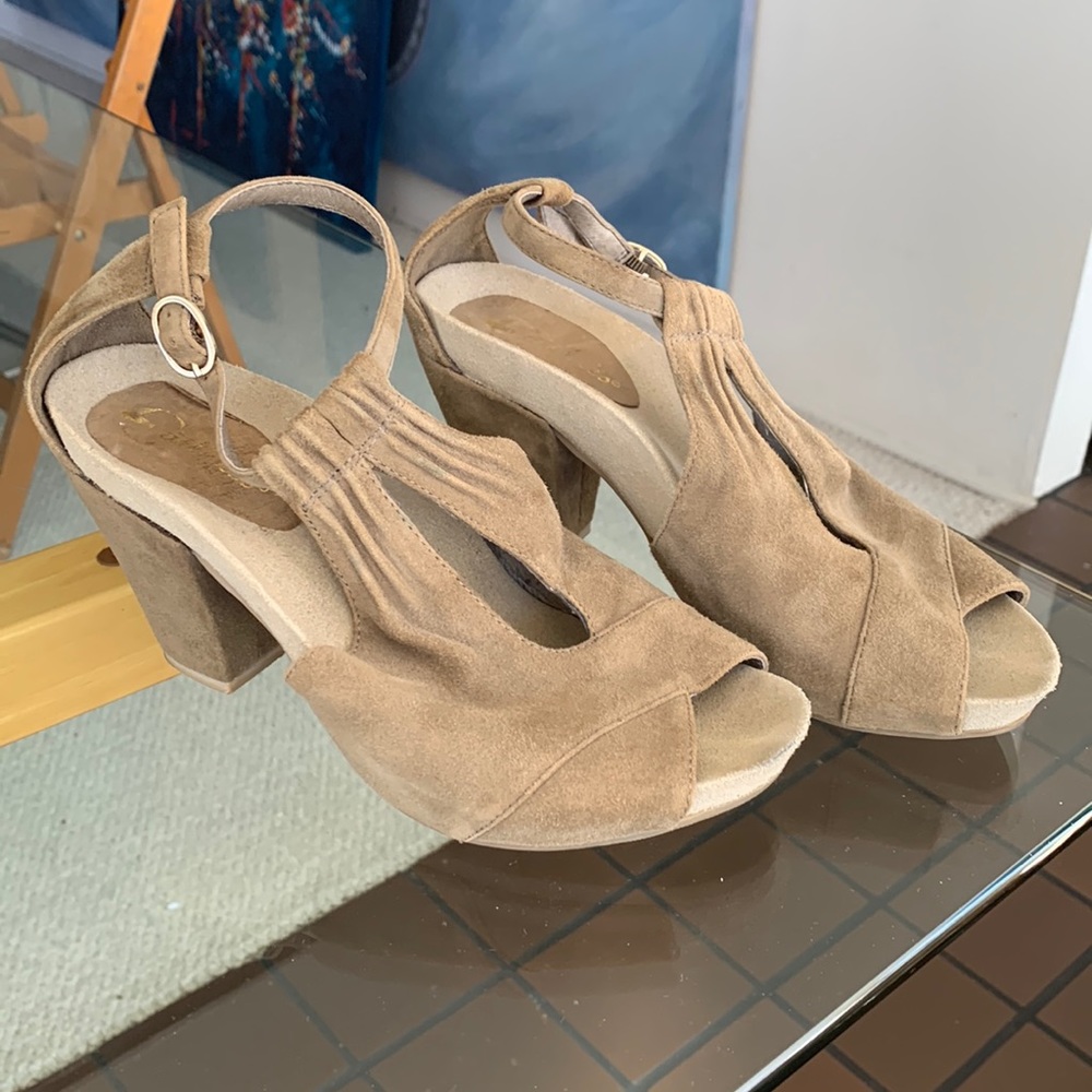 Earthies suede comfort heels sandals 7.5. Nearly new!